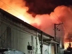 五股工廠凌晨驚傳火警！烈焰照亮漆黑夜空　164名消防員緊急搶救
