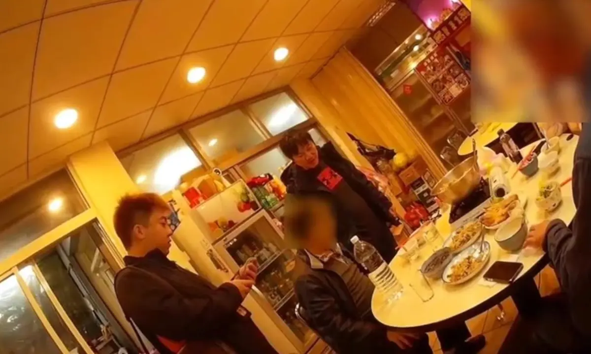 ▲現年66歲、綽號「陳老師」的陳姓地方角頭，因涉殺人案遭通緝而逃亡達23年，警方掌握情資後，於去年12月間將他逮捕歸案，全案依殺人罪移請士檢歸案偵辦。（圖／翻攝畫面）