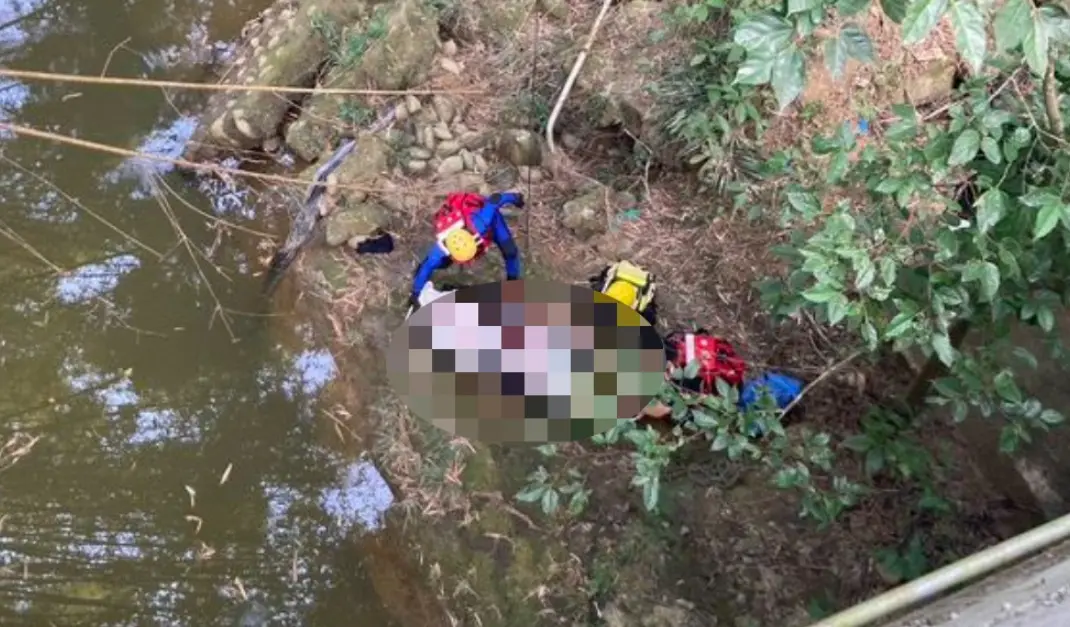 ▲1日下午，苗栗縣三灣鄉發生機車落水意外，66歲李姓婦人騎乘機車載著69歲蕭姓婦人，準備前往附近的土地廟拜拜，行經三灣鄉大河村北坪產業道路時，不明原因連人帶車掉落溪水，李姓婦人送醫搶救宣告不治。（圖／翻攝畫面）