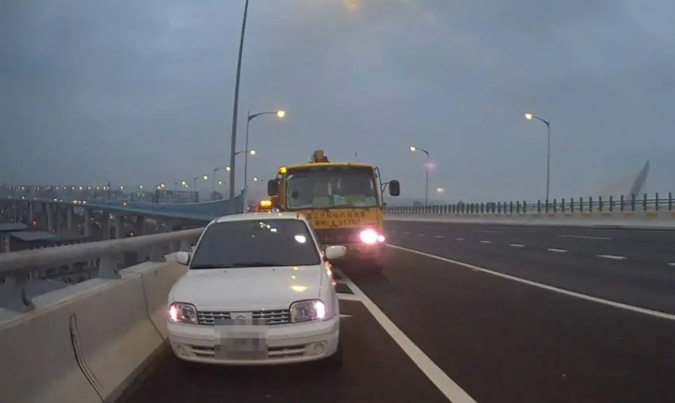 ▲國道4號東向25K處，今（2）日清晨6時許發生一起墜落事件。（圖／翻攝畫面）