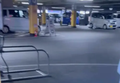 ▲有日本網友拍下強震發生時,一處開放式停車場的驚悚畫面,只見整層車輛劇烈搖晃,汽車警報四起,還伴隨著巨大碰撞聲響。(圖/美聯社/達志影像) ▲有日本網友拍下強震發生時,一處開放式停車場的驚悚畫面,只見整層車輛劇烈搖晃,汽車警報四起,還伴隨著巨大碰撞聲響。(圖/美聯社/達志影像)