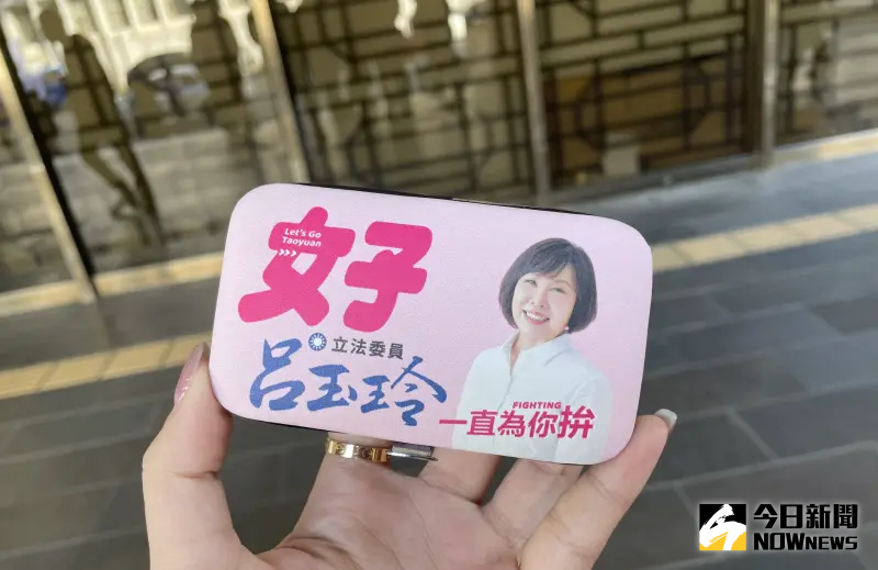 ▲民進黨立委候選人劉仁照按鈴告發國民黨立委候選人呂玉玲涉嫌賄選(圖/記者潘千詩攝,2024.01.02)