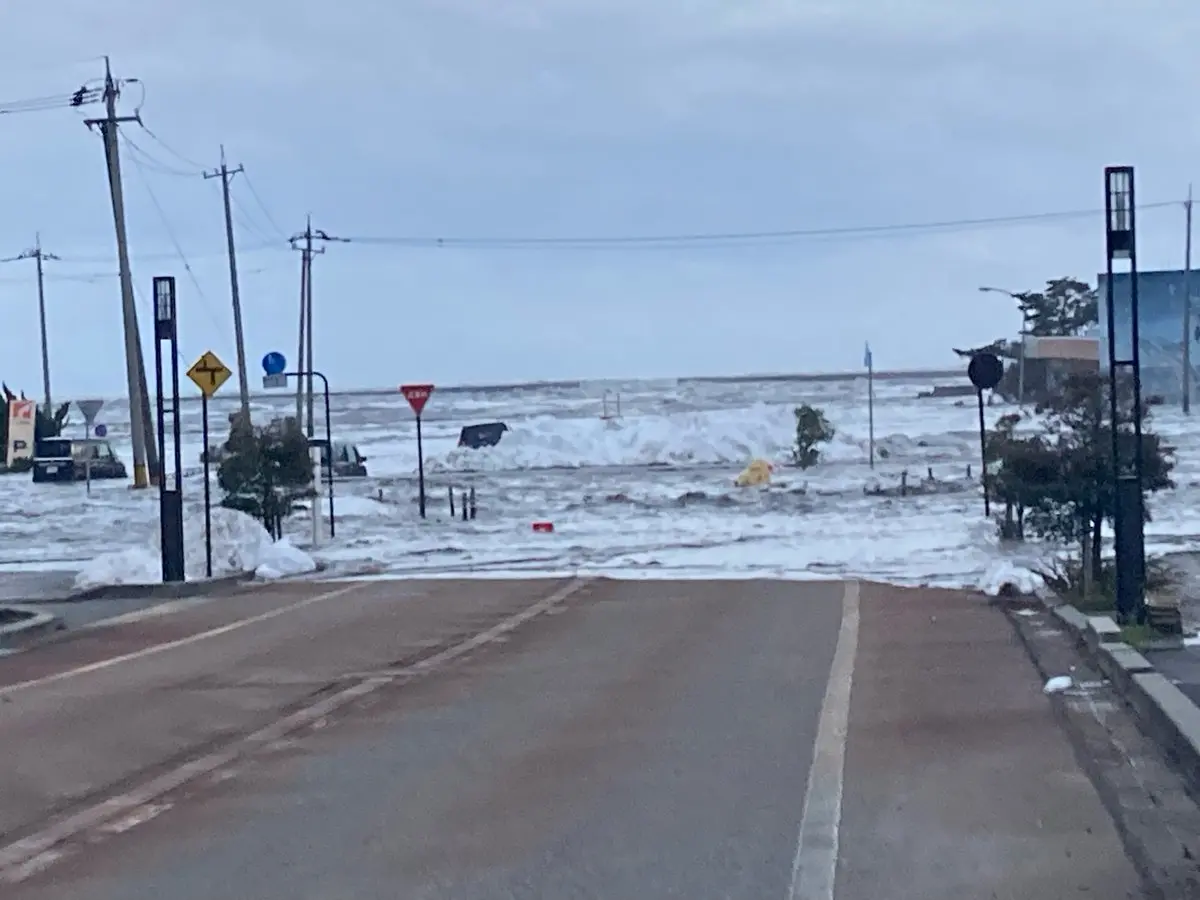 ▲日本因芮氏規模7.6強震引發海嘯，而回顧台灣歷史，過去曾有出現10年8次海嘯抵台、甚至造成數百人死亡的8公尺海嘯等事故。 （圖／翻攝自X）