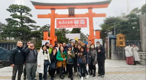 台灣導遊曝光日本強震畫面!新潟購物商場劇烈搖晃、尖叫聲不斷 ▲滯留日本新潟當地導遊邱木忠,拍攝今前往新潟總鎮守白山神社的團員現況報平安。(圖/翻攝自導遊邱木忠提供影片)