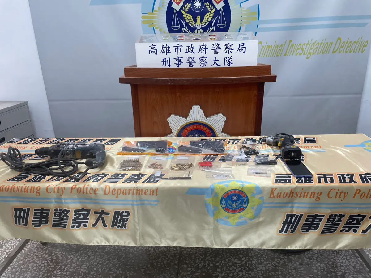 ▲高市府警察局全面動員做好選舉維安工作配合警政署第５次「全國同步肅槍專案。」查獲非法槍械14枝、模擬槍2枝、改造槍械場所1處，績效核列全國第1。(圖／高市刑大提供)