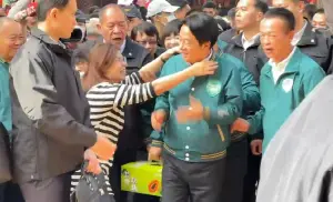 ▲支持者挽了賴清德脖子。(圖/讀者提供) ▲支持者挽了賴清德脖子。(圖/讀者提供)