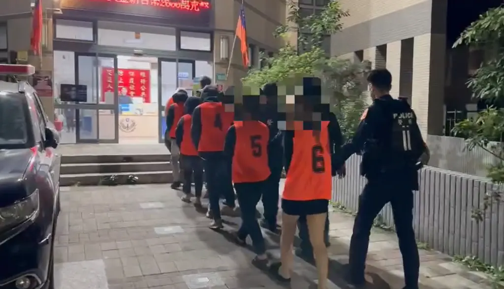 ▲警方獲報後，迅速逮捕6名涉案人。（圖／翻攝畫面）