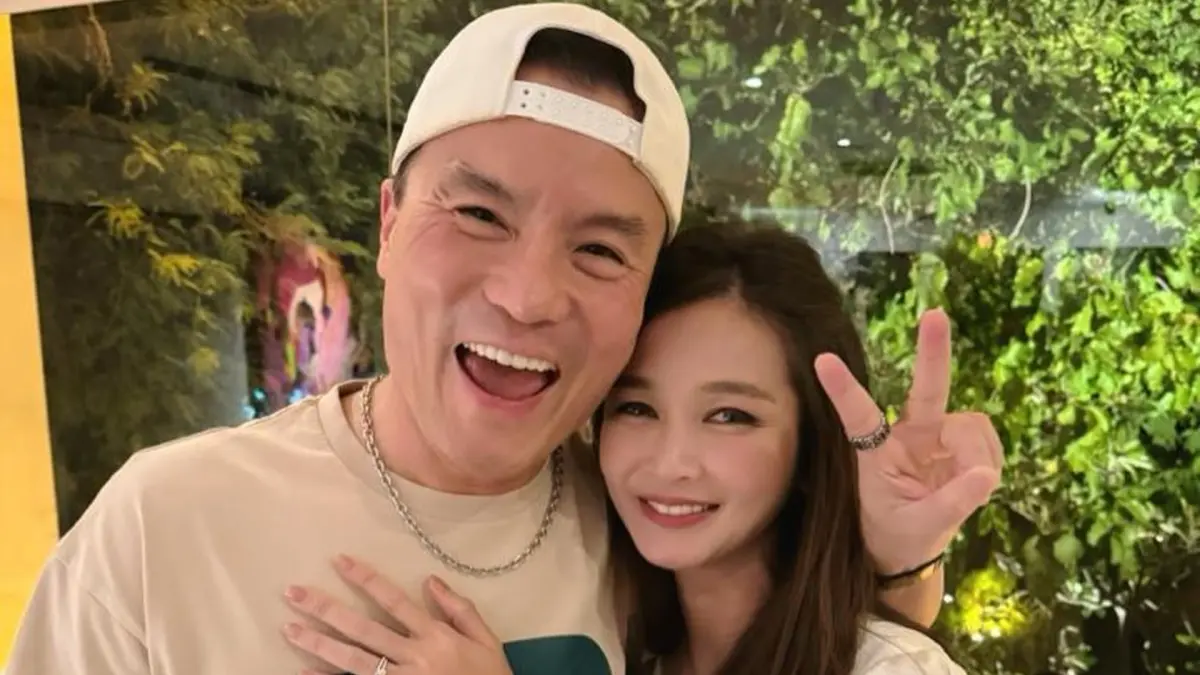 ▲李銘忠（左）向交往10年女友求婚成功，哥哥李銘順、嫂嫂范文芳在旁見證。（圖／翻攝自李銘忠臉書）