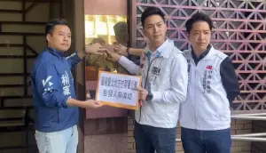 ▲羅廷瑋（右一）今與其他候選人到台北地檢署按鈴舉發高端弊案。（圖／羅廷瑋競總提供，2024.01.02）