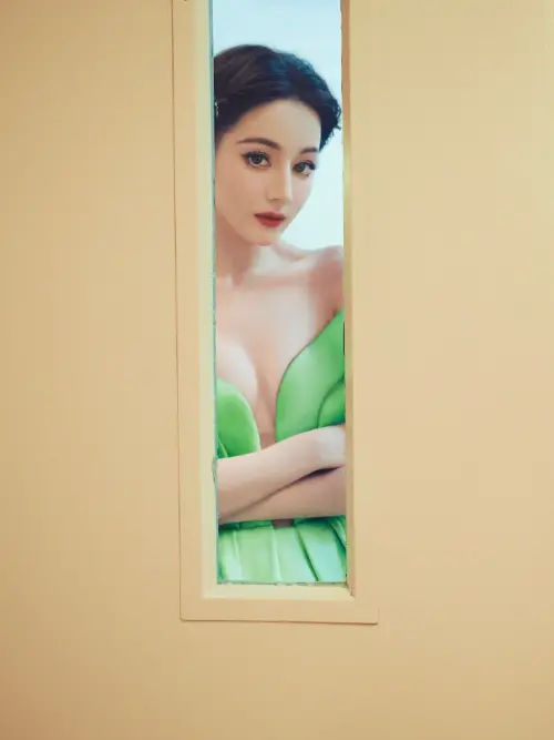 ▲迪麗熱巴禮服凸顯唯美胸型。(圖/翻攝自嘉行迪麗熱巴工作室微博) ▲迪麗熱巴禮服凸顯唯美胸型。(圖/翻攝自嘉行迪麗熱巴工作室微博)