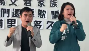 ▲民進黨南投縣聯合競總發言人陳紀衡、縣議員沈夙崢質疑馬家的「溪底地」曾回填廢棄物。（圖／民進黨南投縣黨部提供，2024.01.02）