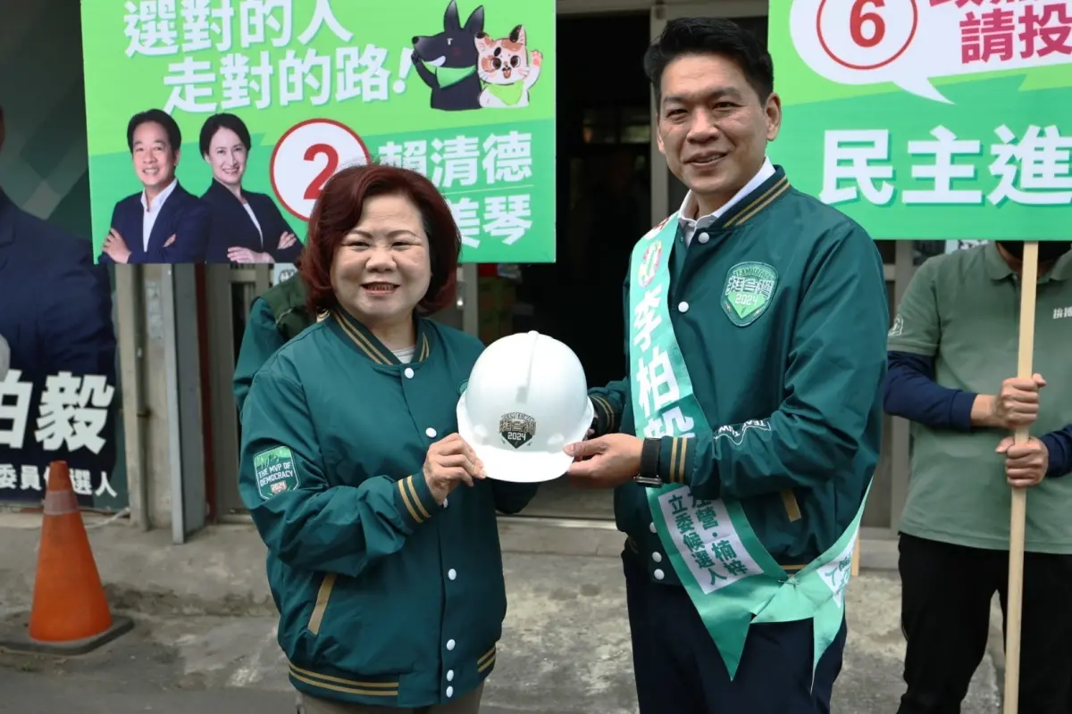 ▲勞動部長許銘春致贈勞工帽給李柏毅，期許李柏毅前進國會替勞工發聲。(圖／立委候選人李柏毅競總提供)