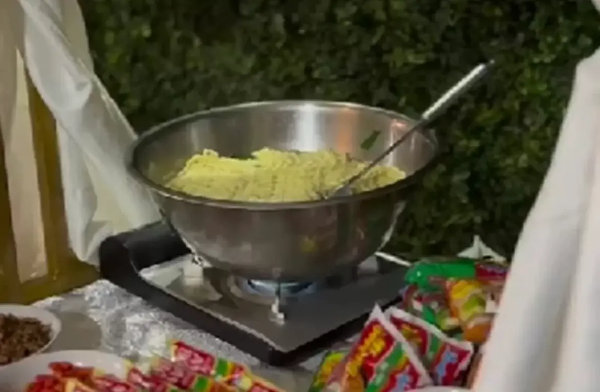 ▲ 一場印尼的婚禮上出現泡麵當作喜宴的菜色，引發網友熱議。（圖／翻攝自TikTok）