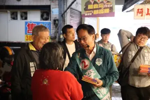 走基層爭取選民支持 李昆澤向選民報告政績政見