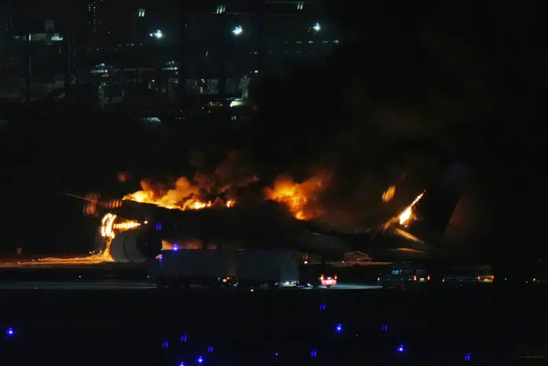 ▲日本東京羽田機場2日傍晚發生起火意外，一架日本航空客機降落時與準備運送賑災物資的海上保安廳飛機相撞起火，最終造成5人不幸罹難。（圖／美聯社 ／達志影像）