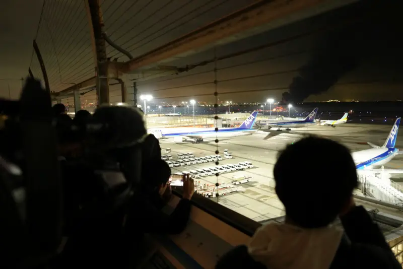 ▲日本東京羽田機場2日傍晚發生起火意外,一架日本航空客機降落時與準備運送賑災物資的海上保安廳飛機相撞起火。(圖/美聯社 /達志影像)