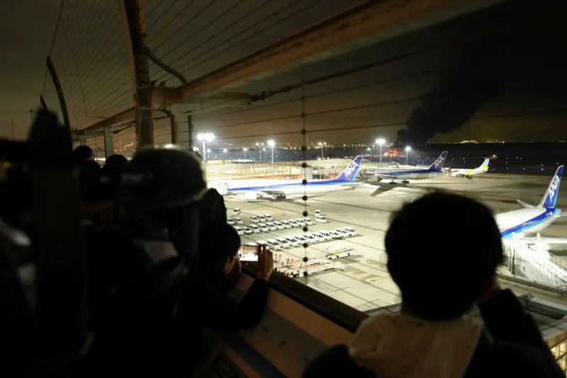 ▲日本東京羽田機場2日傍晚發生起火意外，一架日本航空客機降落時與準備運送賑災物資的海上保安廳飛機相撞起火。（圖／美聯社 ／達志影像）