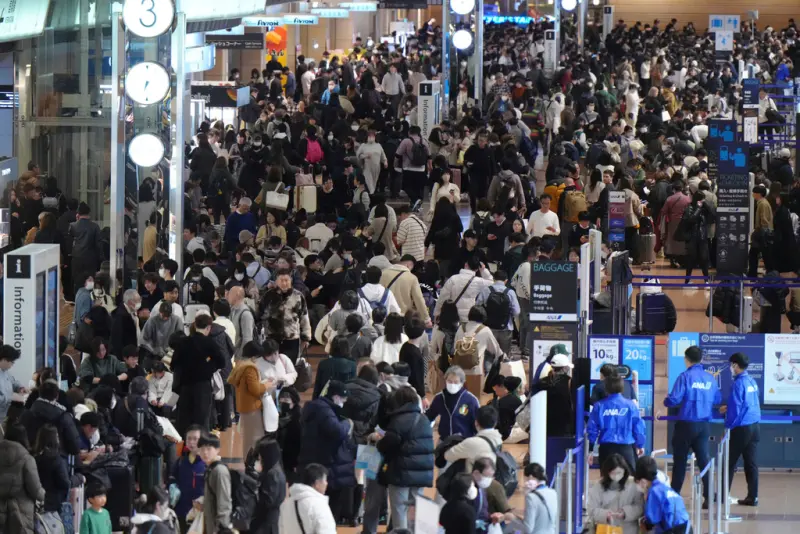 ▲隨著入境旅客增加，為了改善入境審查擁擠狀況，日本將於4月起試行新的入境流程，提前審查外國旅客的個人資料。（圖／美聯社 ／達志影像）