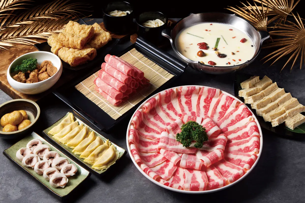 ▲鼎王餐飲集團旗下無老鍋推出低溫宅配套餐，份量澎派，在家就可輕鬆開鍋圍爐。（圖／業者提供)