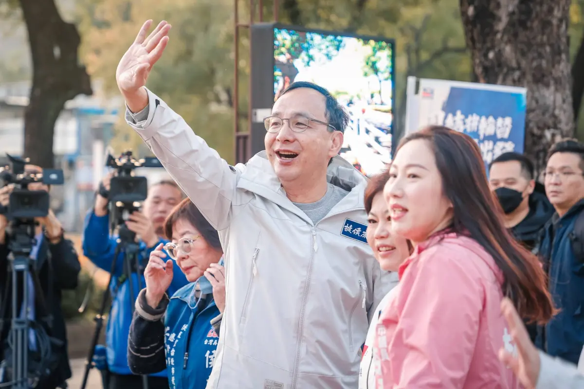 ▲國民黨主席朱立倫偕同立委候選人游淑慧在路口拜票。（圖／國民黨提供）