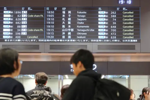 羽田機場起火關閉跑道！日本返鄉遊客哀嚎：說不定回不去了
