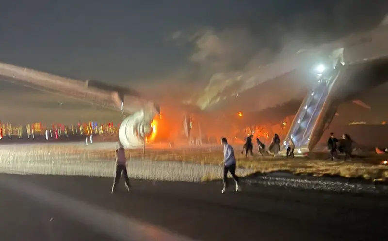 ▲日航JAL516班機上的空服員被國際媒體與航空專家稱讚為「教科書般的疏散」,客機上379人全員迅速逃生。(圖/取自X@alto_maple)