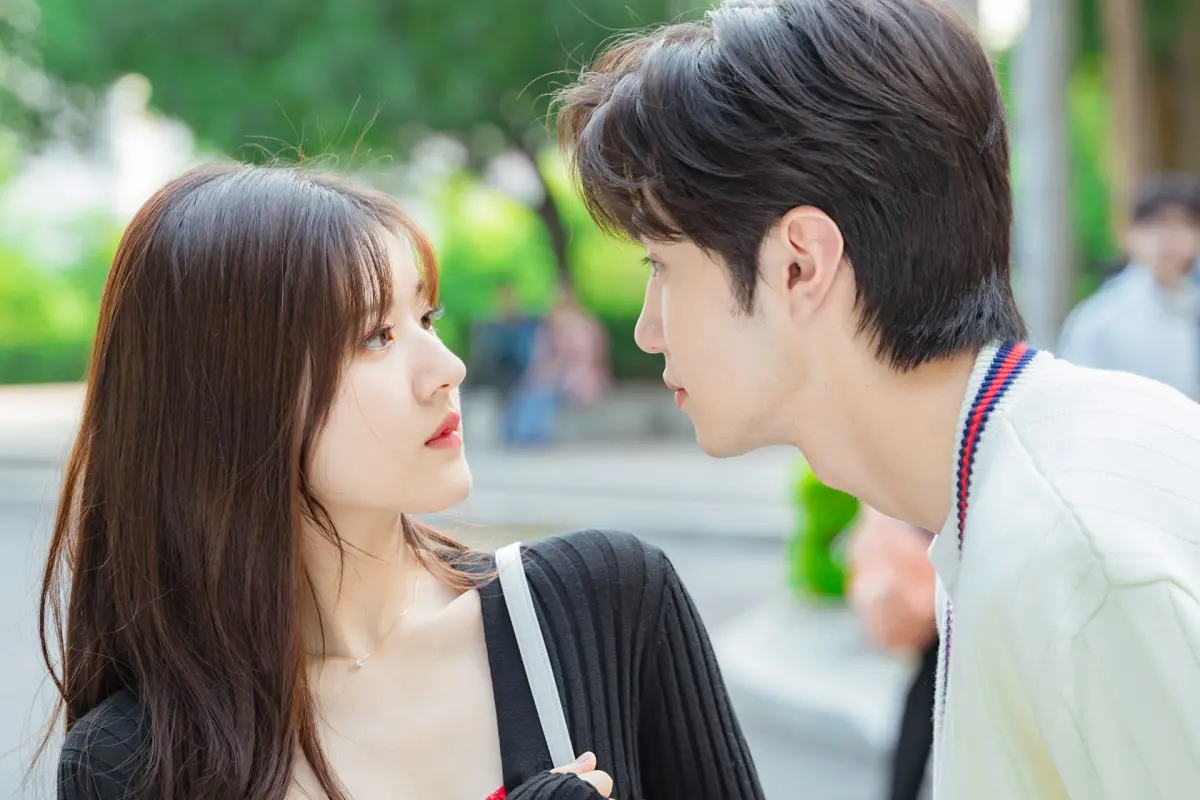 ▲搭檔陳哲遠（右）的《偷偷藏不住》是趙露思吻戲最多的一部電視劇。（圖／中天娛樂台提供）