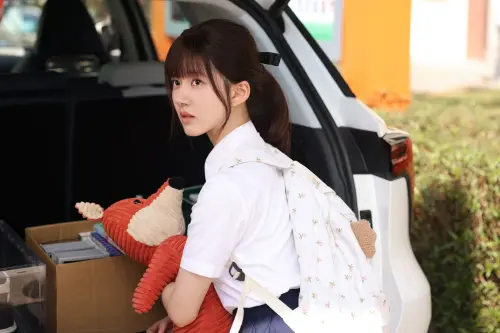 ▲趙露思在《偷偷藏不住》中飾演鄰家女孩「桑稚」。（圖／中天娛樂台提供）