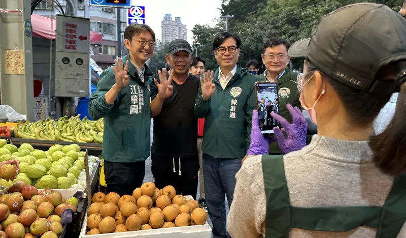 ▲高雄市長陳其邁傍晚到台中，陪自家子弟兵民進黨立委候選人江肇國到市場掃街。（圖／記者顏幸如攝，2024.01.02）