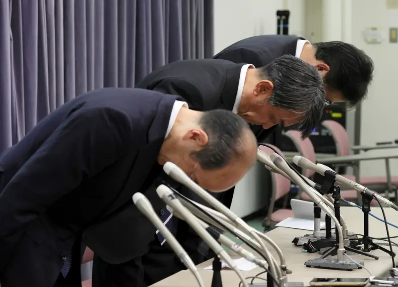 ▲日本東京羽田機場2日發生爆炸起火事故,與海保廳飛機擦撞而發生起火的日航常務董事青木紀正(中)率日航高層在記者會上致歉。(圖/美聯社 /達志影像)