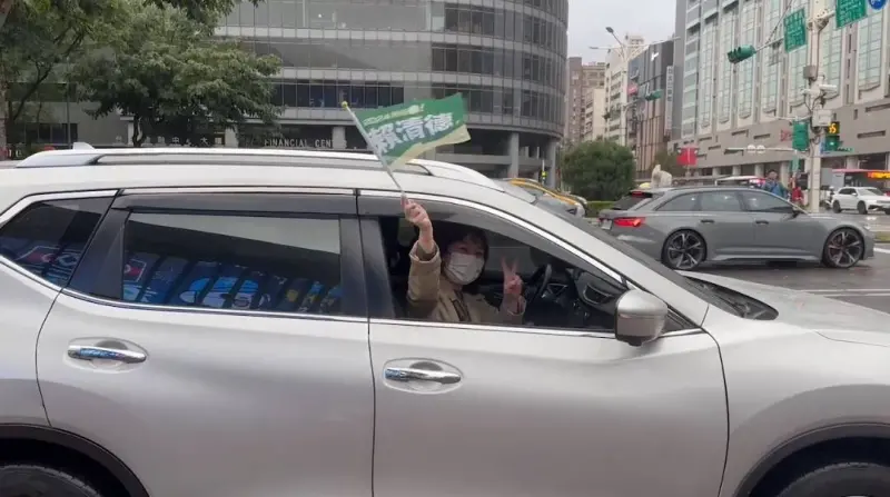 ▲民眾特地帶著賴清德競選旗幟搭車經過,表達力挺。(圖/讀者提供)