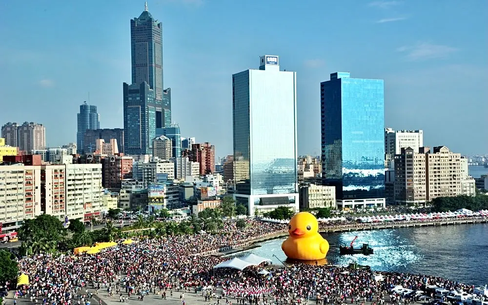 ▲2013年黃色小鴨首次來台，官方資料統計當時粗估累計湧入390萬觀光人次，創造10億元觀光產值，從照片可看出當時人潮，10年後的2024年黃色小鴨將回歸於愛河灣再次登場。（圖／翻攝高雄市新聞局官網）