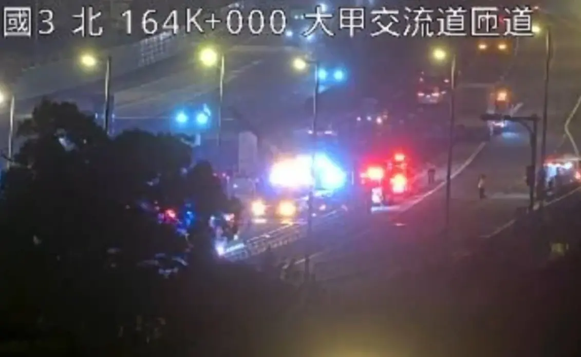 ▲3日清晨，國道3號北上163.9公里處，發生一起車禍事故，一台大貨車疑似追撞前方小貨車，導致小貨車側翻，事故共造成1人受傷送醫，所幸無生命危險。（圖／翻攝畫面）