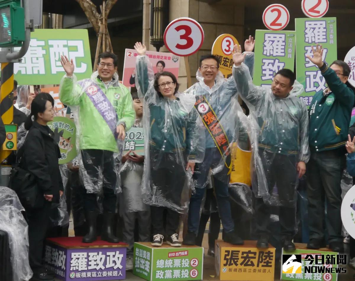 ▲蕭美琴到新北市板橋區新北市政府對面站路口拜票，與羅致政、張宏陸一同催票。（圖 ／記者吳嘉億攝，2024.01.03）