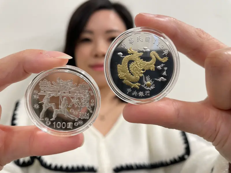 ▲今(2024)年中央銀行龍年套幣售價小漲100元,每套1900元,台灣銀行也在今(22)日開放臨櫃購買,共計有4.5萬套。(圖/記者顏真真攝)