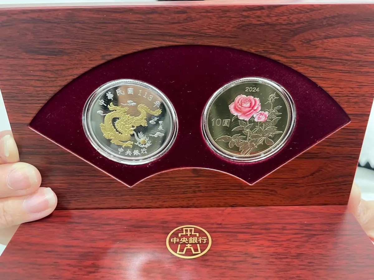 ▲中央銀行第3輪生肖紀念套幣系列第8套龍年生肖套幣，今（22）日台銀臨櫃開賣，吸引許多人提前卡位購買，原價1900元的龍年套幣，網路上馬上有人喊出現貨轉售5200元。（圖／資料照，記者顏真真攝）