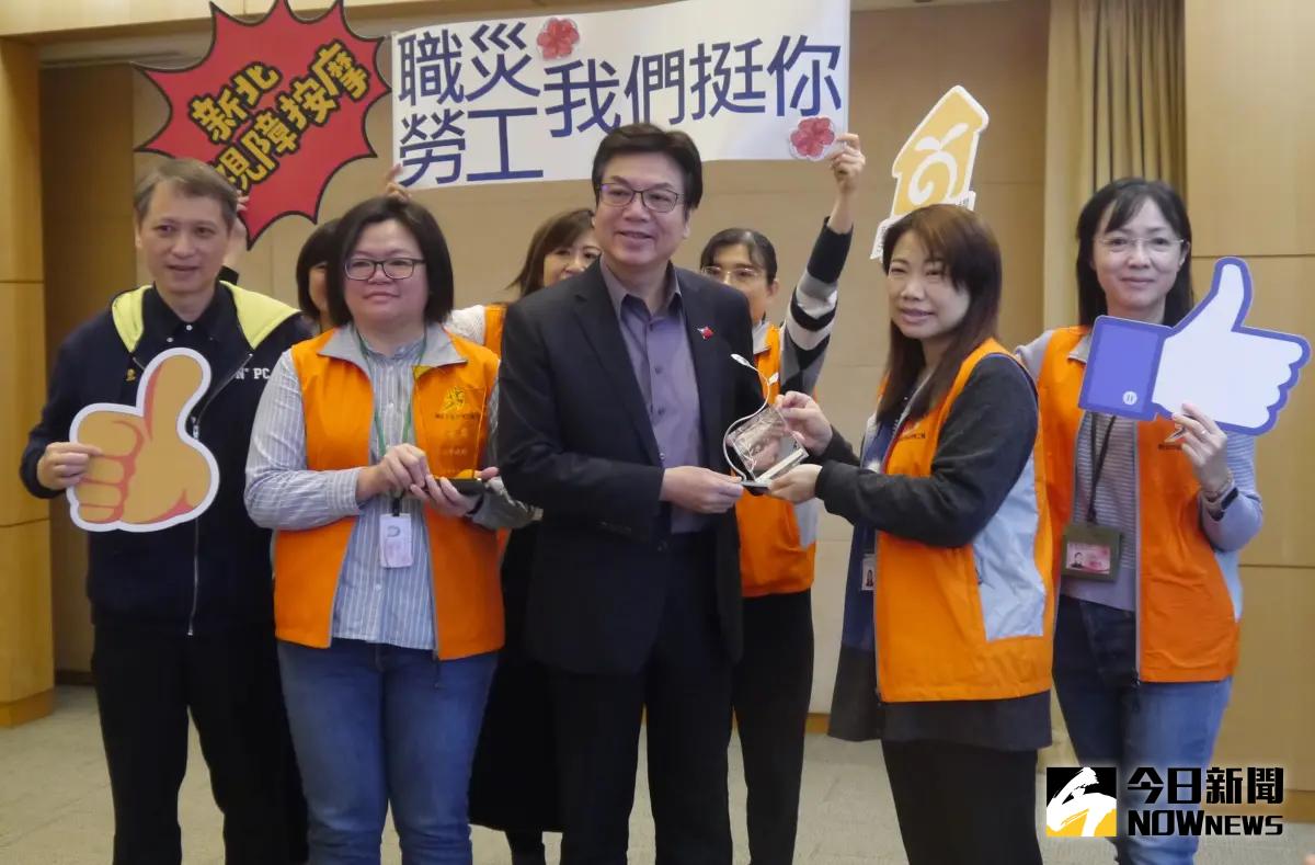 ▲新北市政府勞工局獲勞動部職災勞工協助及身障就業促進考核雙雙優等成績，獻獎給市府。（圖 ／記者吳嘉億攝，2024.01.03）