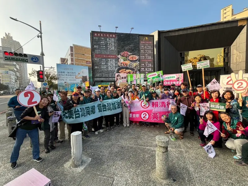 ▲高雄市第六選區立委候選人黃捷，今（3）日早在北美台灣同鄉會五十人的陪同響應，在明誠與博愛路口與通勤族民眾揮手致意。（圖／黃捷競總提供）