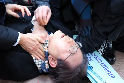 ▲韓國最大在野黨「共同民主黨」領袖李在明在2日遇襲，頸部遭一名兇嫌刺傷。（圖／美聯社／達志影像）