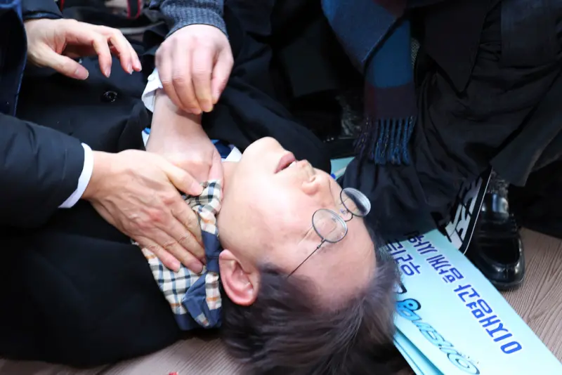 ▲韓國最大在野黨「共同民主黨」領袖李在明，2日在釜山遇襲，頸部遭兇嫌刺傷。（圖／美聯社／達志影像）