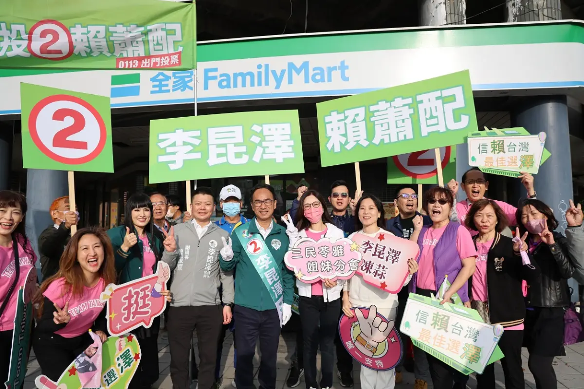 ▲高雄第五選區（三民區、苓雅八里）立委候選人李昆澤在副議長曾俊傑陪同下，與高雄市議會康裕成議長率領的選區議員同步向選民拜票、懇請大家支持李昆澤連任立委。(圖／立委候選人李昆澤競辦提供)