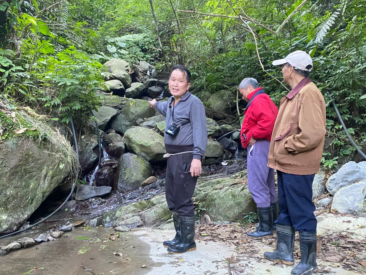 ▲新店溪青潭上游設置簡易自來水設備，完工後的取水口讓居民用水更方便。（圖 ／新北市政府水利局提供）