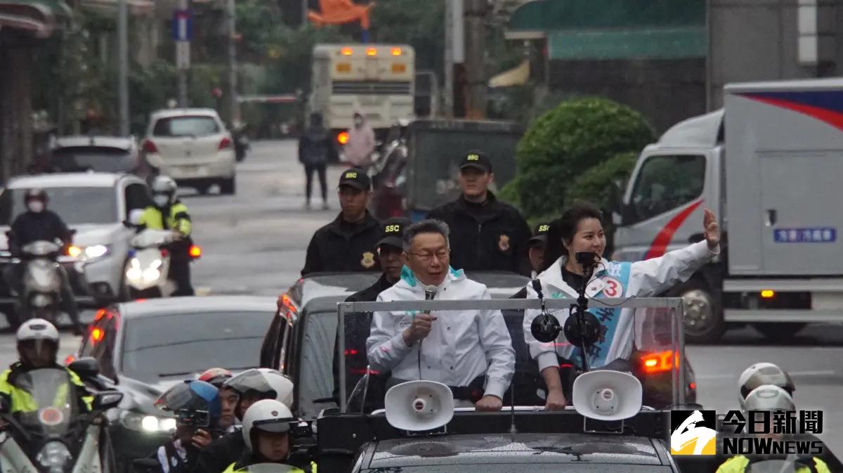 ▲民眾黨總統候選人柯文哲上午到桃園與黨籍立委候選人李慕妍一同車隊掃街。（圖／記者呂炯昌攝，2024.01.03）