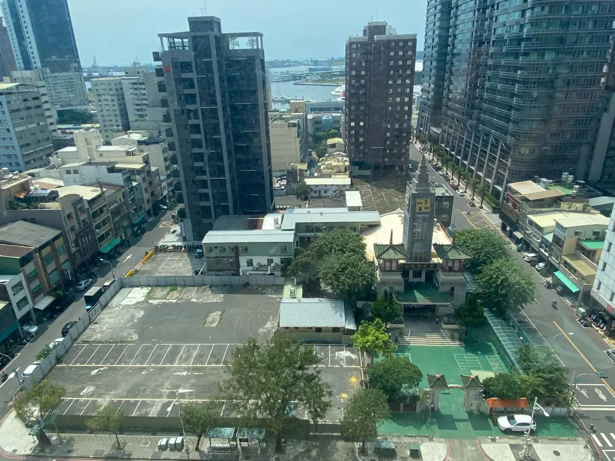 ▲佛光山投資54億元，將在漢神百貨對面、已故星雲大師首座道場「高雄佛教堂」旁，蓋28層佛教大樓。（圖／高雄好過日粉專提供）