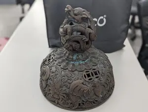 員警將失竊的銅製香爐上蓋追回(圖/台南市警察局第五分局提供) ▲員警將失竊的銅製香爐上蓋追回(圖/台南市警察局第五分局提供)