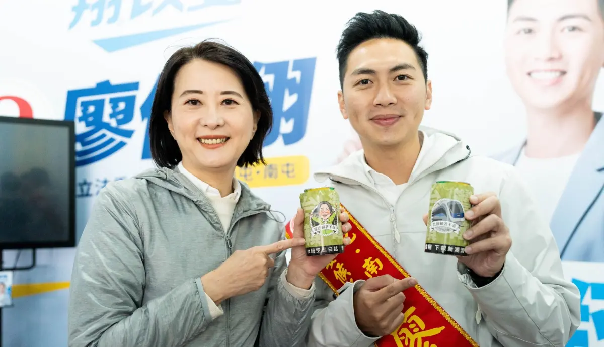 ▲廖偉翔今與立委王鴻薇直播時，秀出自製選舉小物「台灣賴啤」。（圖／廖偉翔競總提供，2024.01.03）