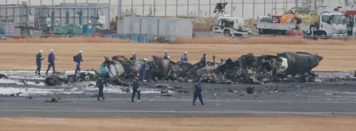 ▲海上保安廳飛機與日航客機2日在羽田機場相撞，海保廳飛機遭撞後大火完全摧毀，不過調查人員已經找到黑盒子。（圖／美聯社／達志影像）