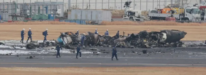 ▲海上保安廳飛機與日航客機2日在羽田機場相撞，海保廳飛機遭撞後大火完全摧毀。（圖／美聯社／達志影像）