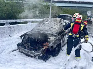 萬瑞快速道路驚傳事故！轎車慘燒剩骨架　警消滅火後竟找不到駕駛
