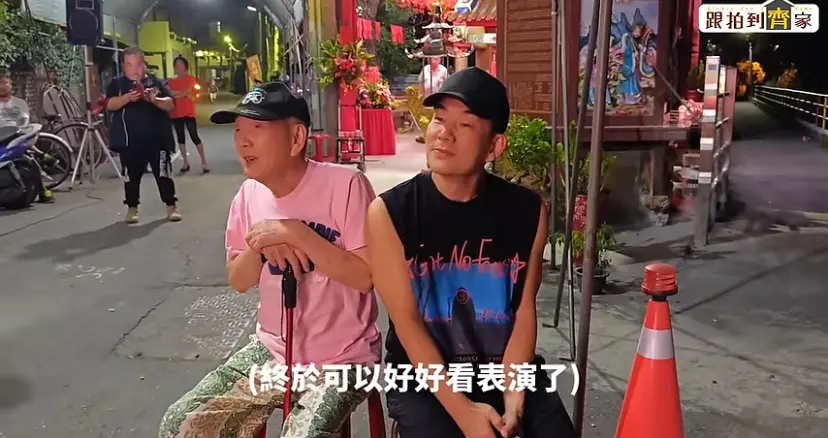 ▲任賢齊（右）揪爸爸（左）看電子花車辣妹熱舞，父子倆看正嗨，媽媽突然衝出逮個正著。（圖／任賢齊YouTube）